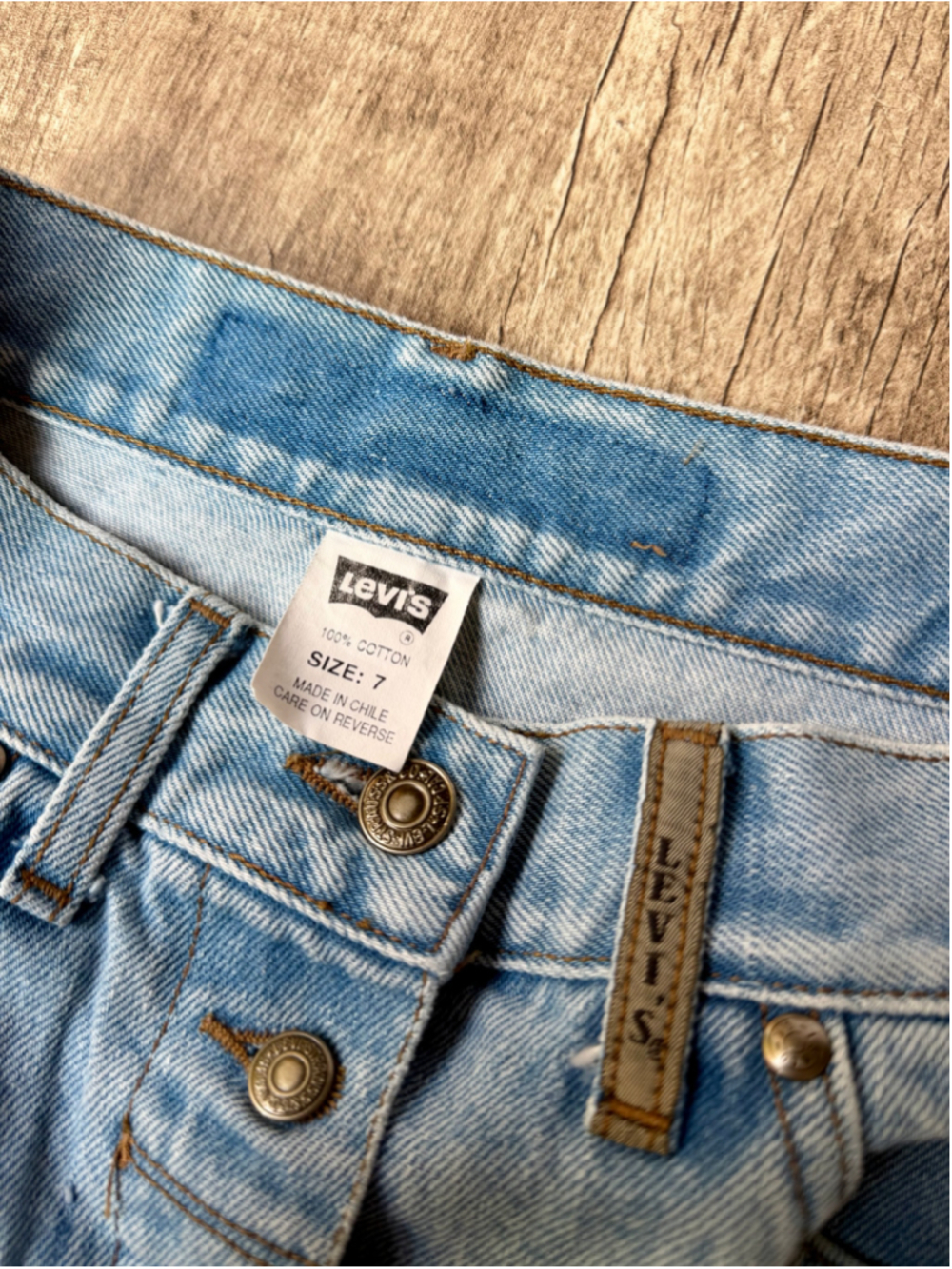 Vintage 90s Levis 100% Cotton Light Wash Button Front Denim Mini Skirt Size 7 - Picture 2 of 3